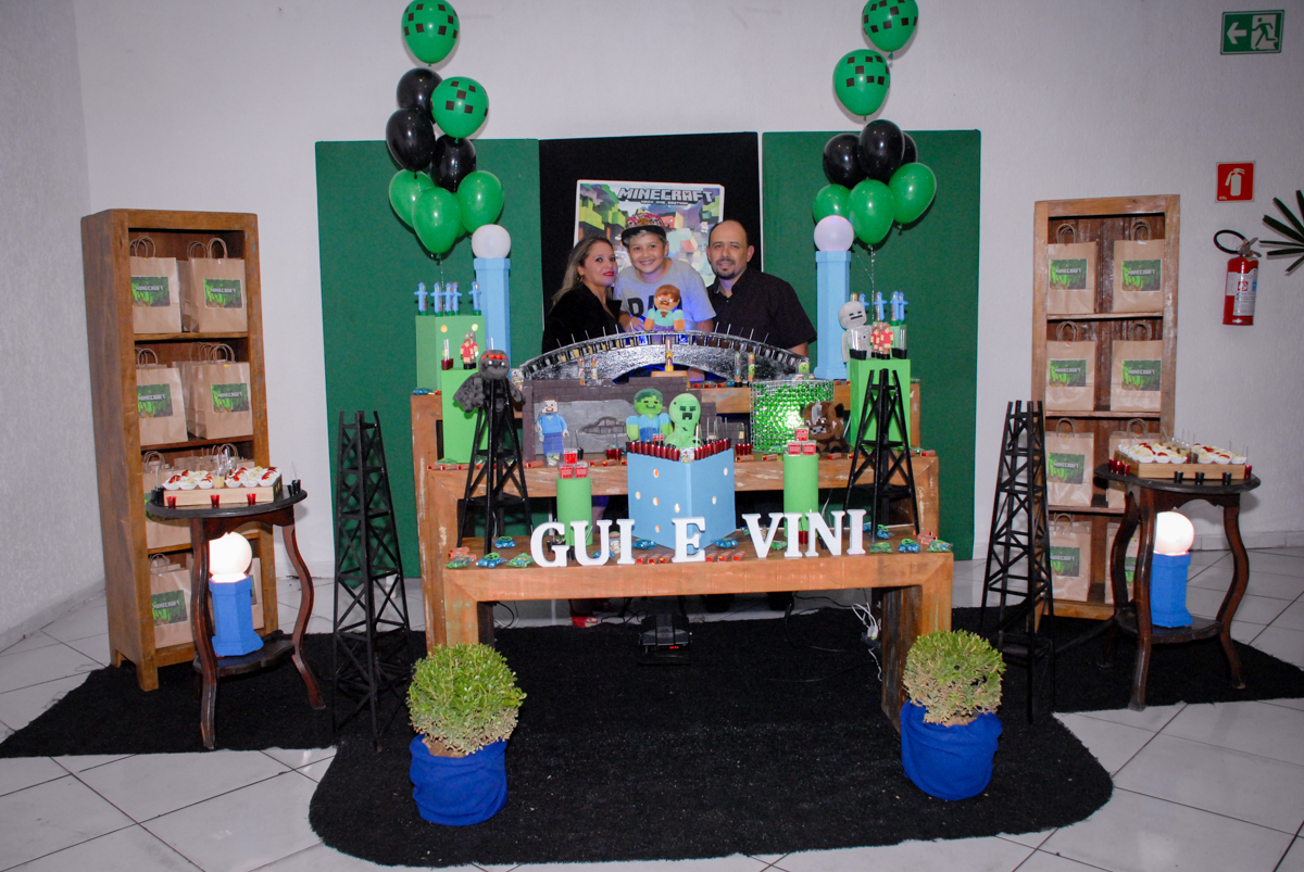 família posa para a foto na Festa infantil, festa de Vinícius 10 anos tema da mesa minicraft, no Buffet Fábrica da Alegria, Morumbi,SP