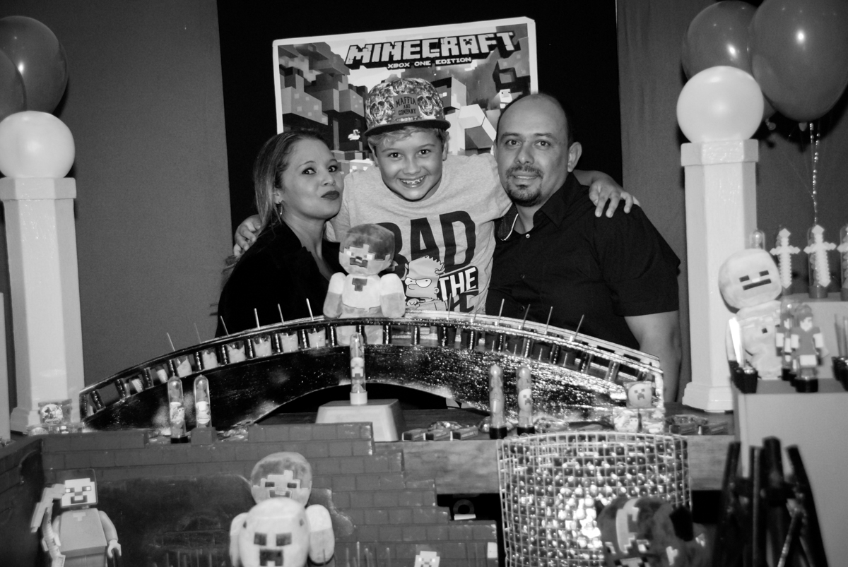 abraço da família na Festa infantil, festa de Vinícius 10 anos tema da mesa minicraft, no Buffet Fábrica da Alegria, Morumbi,SP