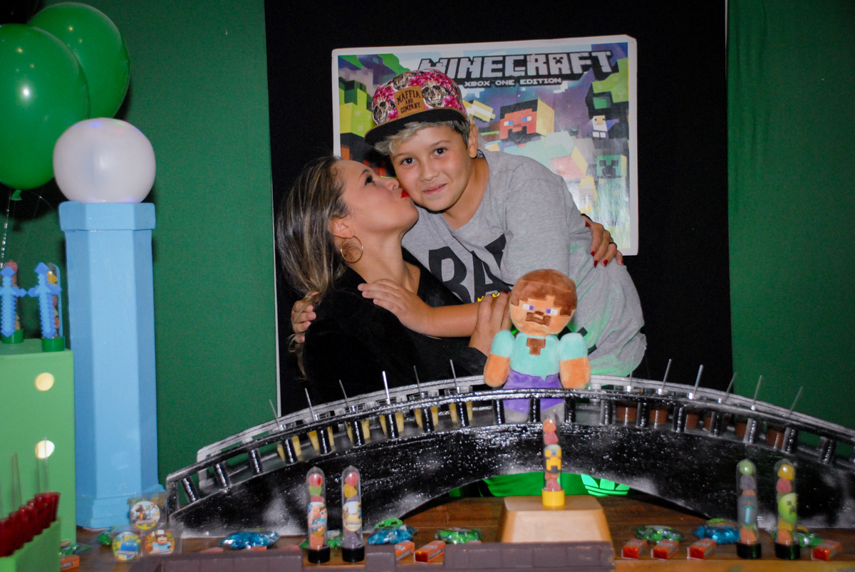 foto mãe e filho na Festa infantil, festa de Vinícius 10 anos tema da mesa minicraft, no Buffet Fábrica da Alegria, Morumbi,SP