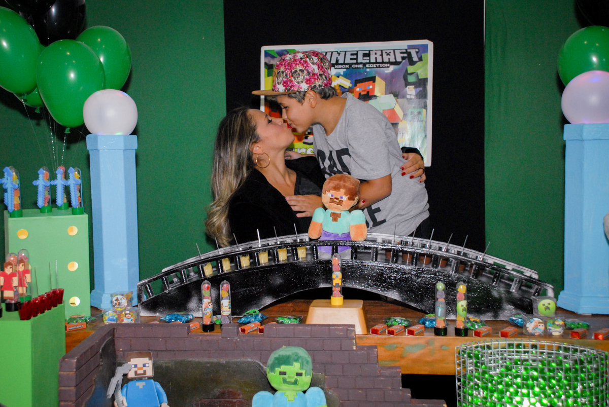 beijinho da mamãe na Festa infantil, festa de Vinícius 10 anos tema da mesa minicraft, no Buffet Fábrica da Alegria, Morumbi,SP