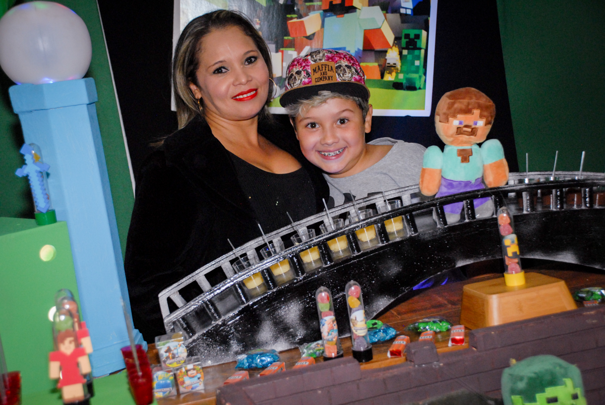 mãe e filho posam para a foto na Festa infantil, festa de Vinícius 10 anos tema da mesa minicraft, no Buffet Fábrica da Alegria, Morumbi,SP