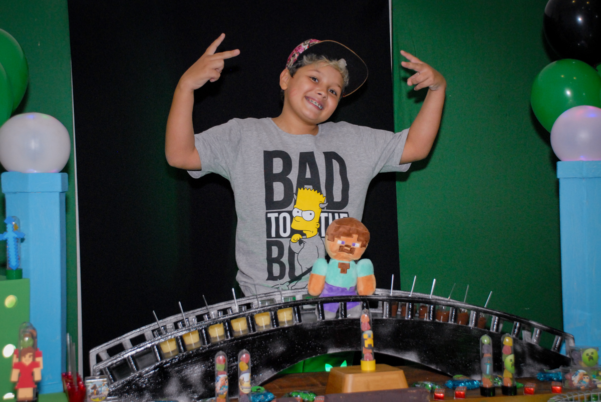 alegria na hora da foto na Festa infantil, festa de Vinícius 10 anos tema da mesa minicraft, no Buffet Fábrica da Alegria, Morumbi,SP