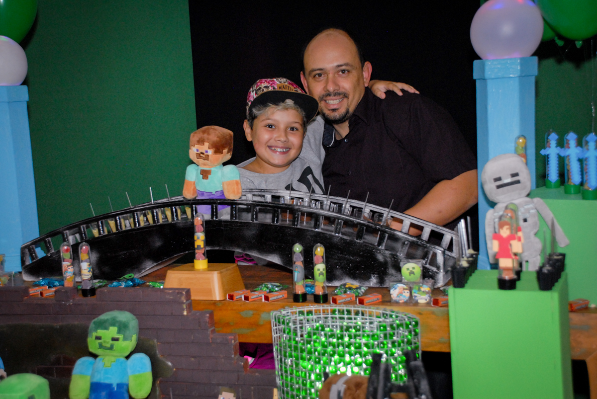 foto pai e filho na Festa infantil, festa de Vinícius 10 anos tema da mesa minicraft, no Buffet Fábrica da Alegria, Morumbi,SP
