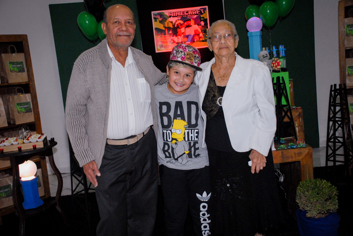 fotografia com os avós na Festa infantil, festa de Vinícius 10 anos tema da mesa minicraft, no Buffet Fábrica da Alegria, Morumbi,SP