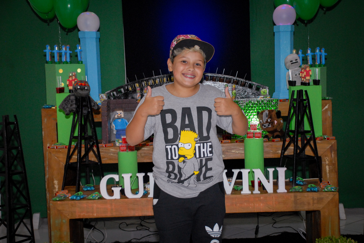 sessão de fotos continua na Festa infantil, festa de Vinícius 10 anos tema da mesa minicraft, no Buffet Fábrica da Alegria, Morumbi,SP