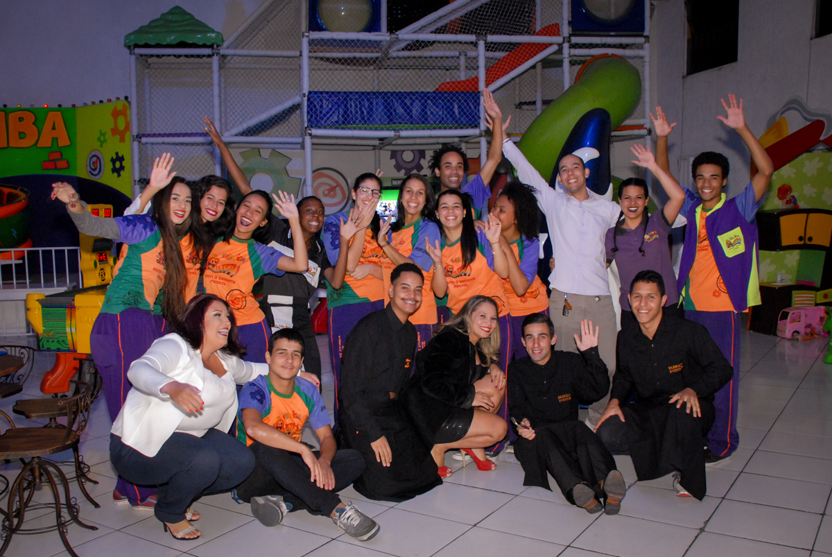 fotografia dos monitores na Festa infantil, festa de Vinícius 10 anos tema da mesa minicraft, no Buffet Fábrica da Alegria, Morumbi,SP