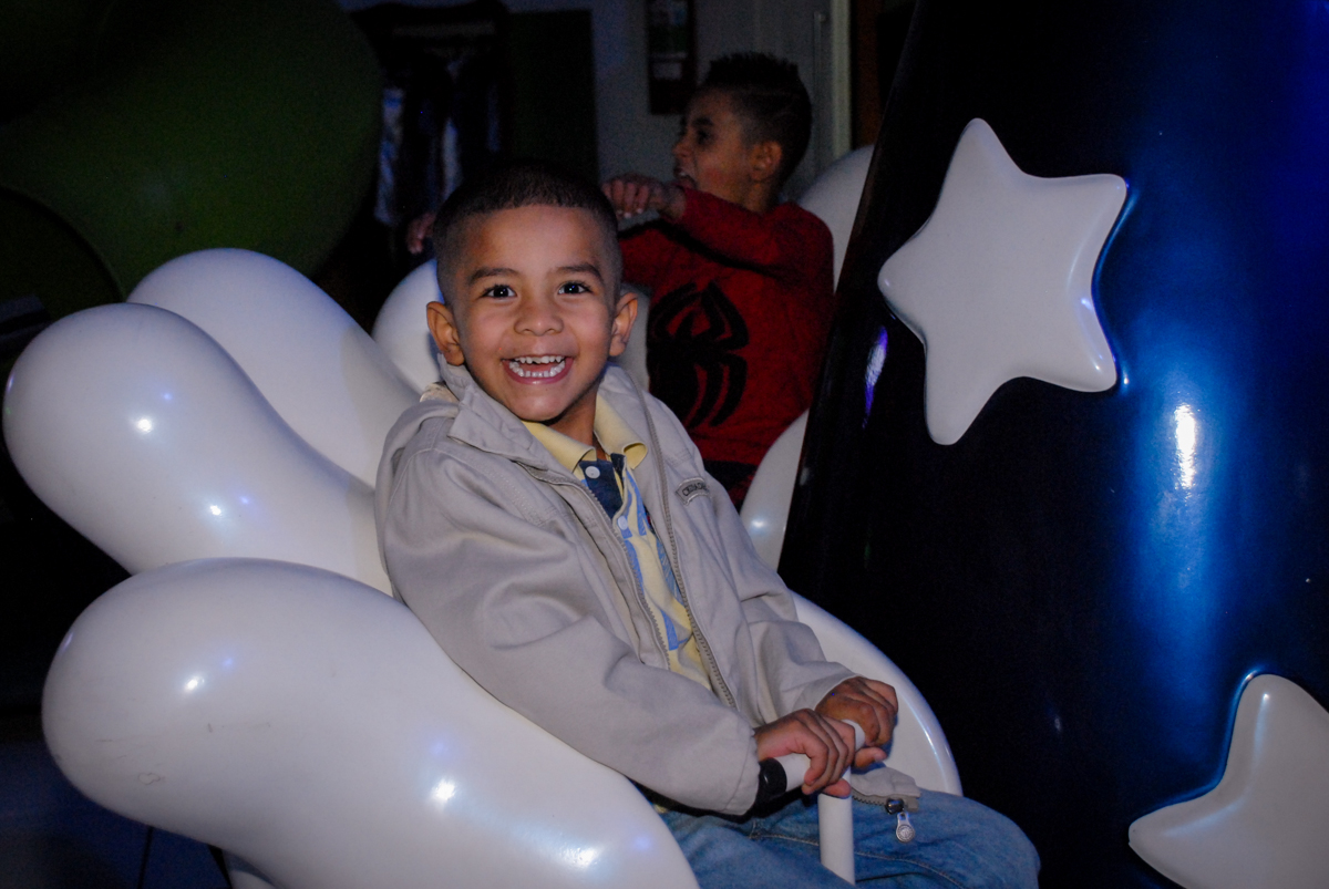 brincando no carrossel na Festa infantil, festa de Vinícius 10 anos tema da mesa minicraft, no Buffet Fábrica da Alegria, Morumbi,SP