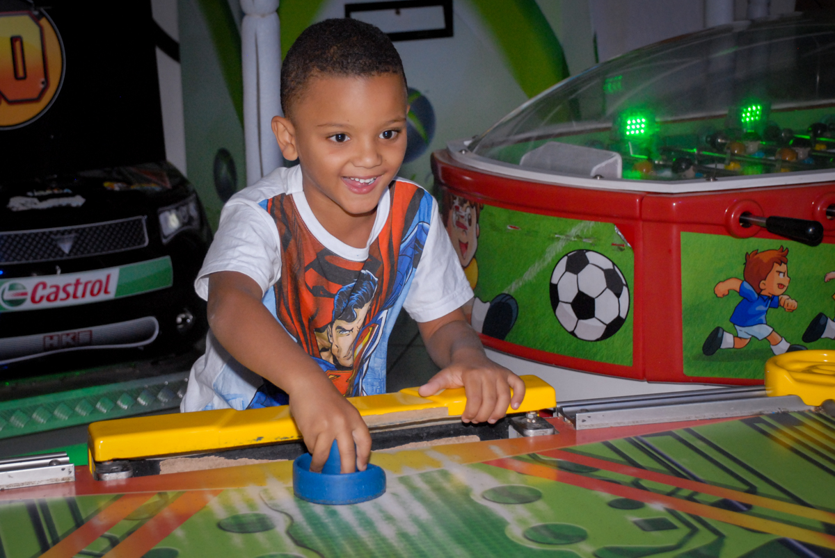 jogo de futebol na Festa infantil, festa de Vinícius 10 anos tema da mesa minicraft, no Buffet Fábrica da Alegria, Morumbi,SP