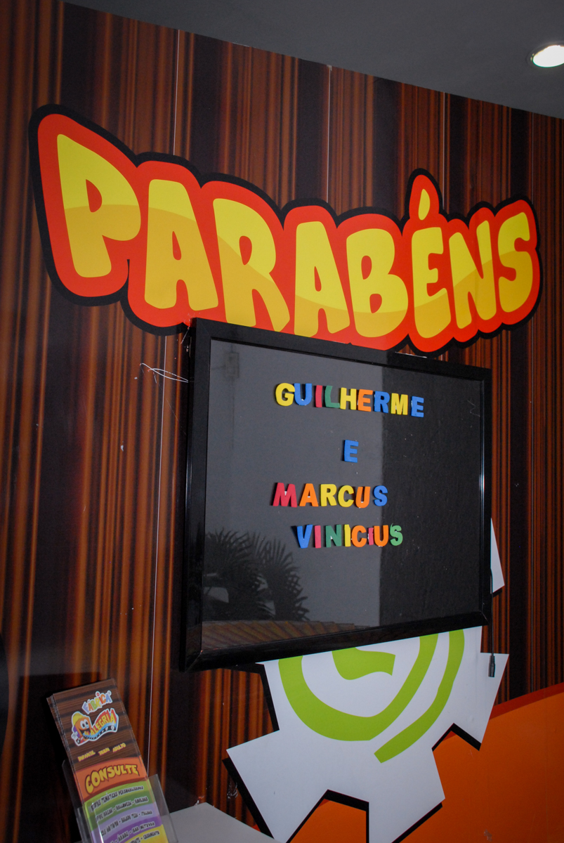 entrada do parabéns na Festa infantil, festa de Vinícius 10 anos tema da mesa minicraft, no Buffet Fábrica da Alegria, Morumbi,SP