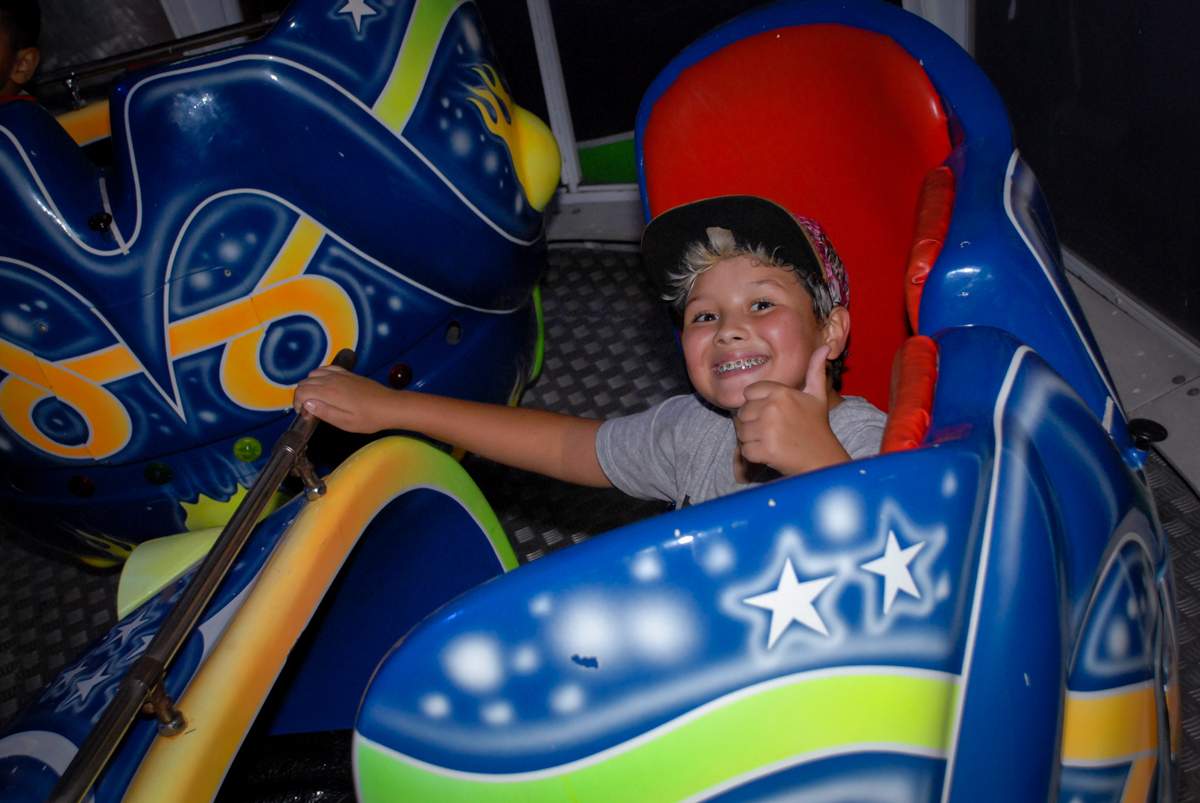 aniversariante curte o brinquedo jornadas nas estrelas na Festa infantil, festa de Vinícius 10 anos tema da mesa minicraft, no Buffet Fábrica da Alegria, Morumbi,SP