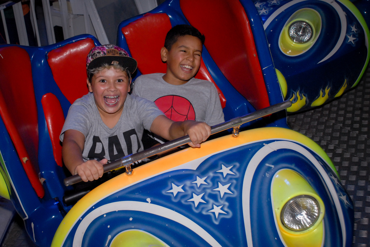 bagunça no brinquedo jornadas nas estrelas na Festa infantil, festa de Vinícius 10 anos tema da mesa minicraft, no Buffet Fábrica da Alegria, Morumbi,SP