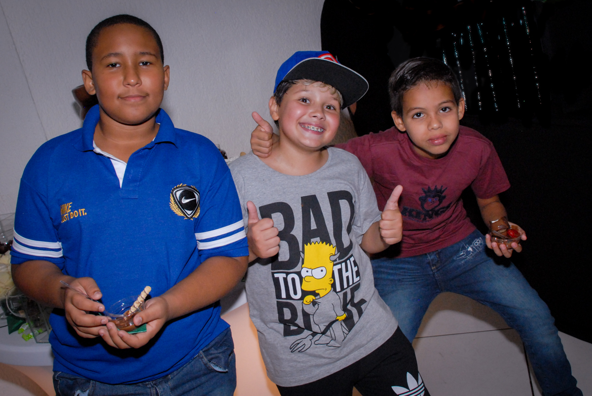 foto com os amigos na Festa infantil, festa de Vinícius 10 anos tema da mesa minicraft, no Buffet Fábrica da Alegria, Morumbi,SP