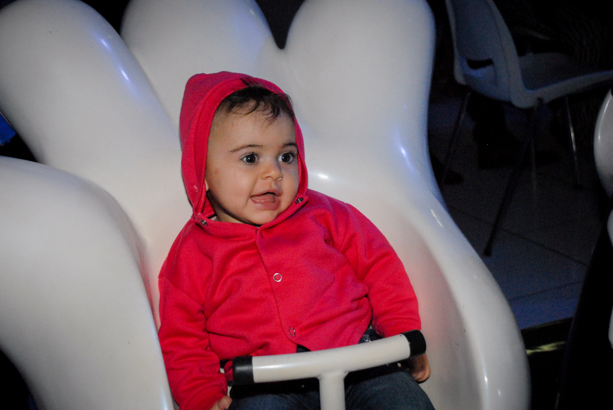 brincando no carrossel na Festa infantil, festa de Vinícius 10 anos tema da mesa minicraft, no Buffet Fábrica da Alegria, Morumbi,SP