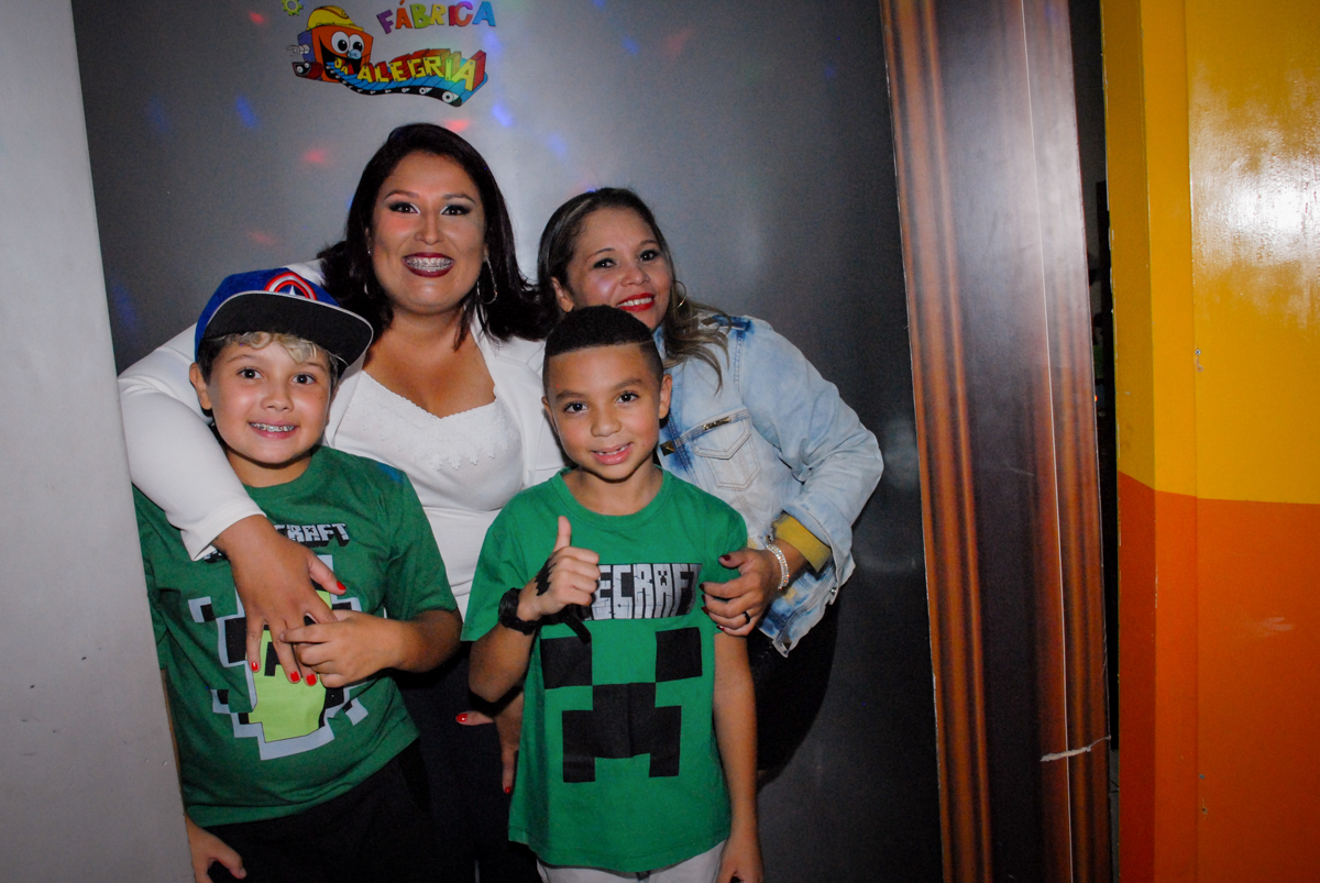 saindo da máquina do parabéns na Festa infantil, festa de Vinícius 10 anos tema da mesa minicraft, no Buffet Fábrica da Alegria, Morumbi,SP