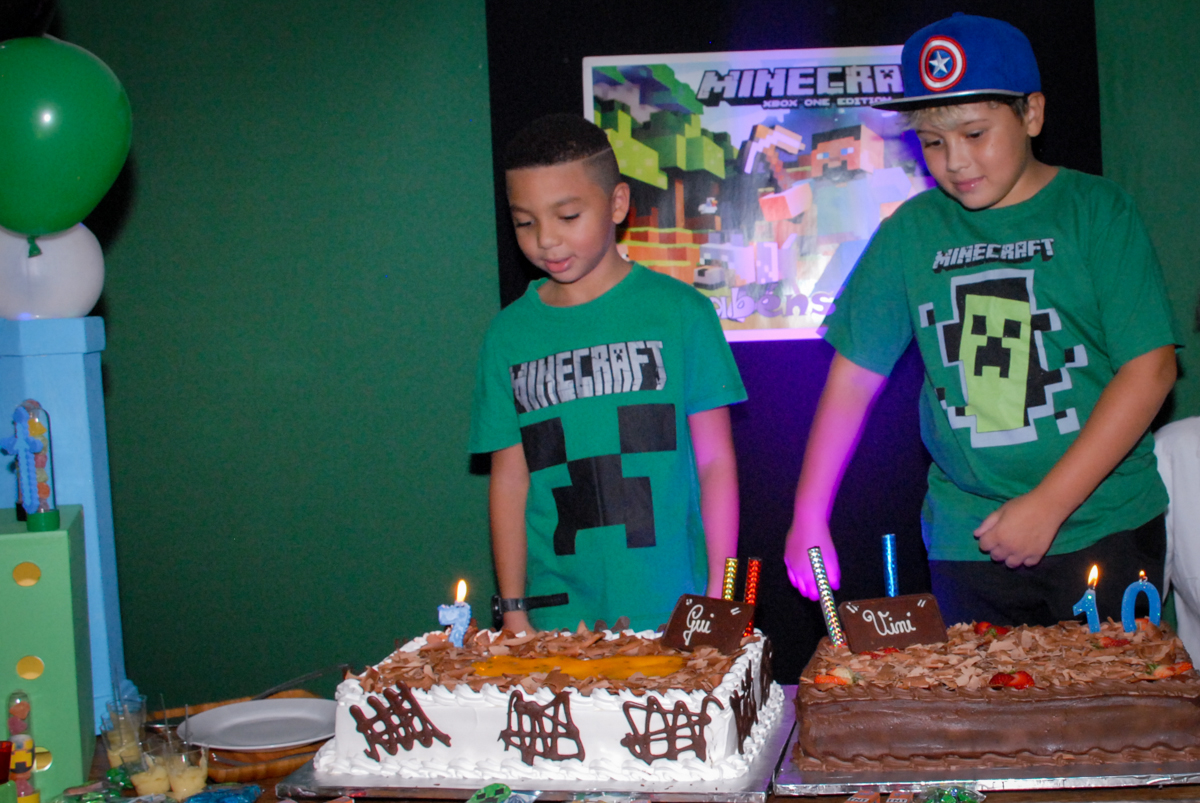 cantando parabéns na Festa infantil, festa de Vinícius 10 anos tema da mesa minicraft, no Buffet Fábrica da Alegria, Morumbi,SP