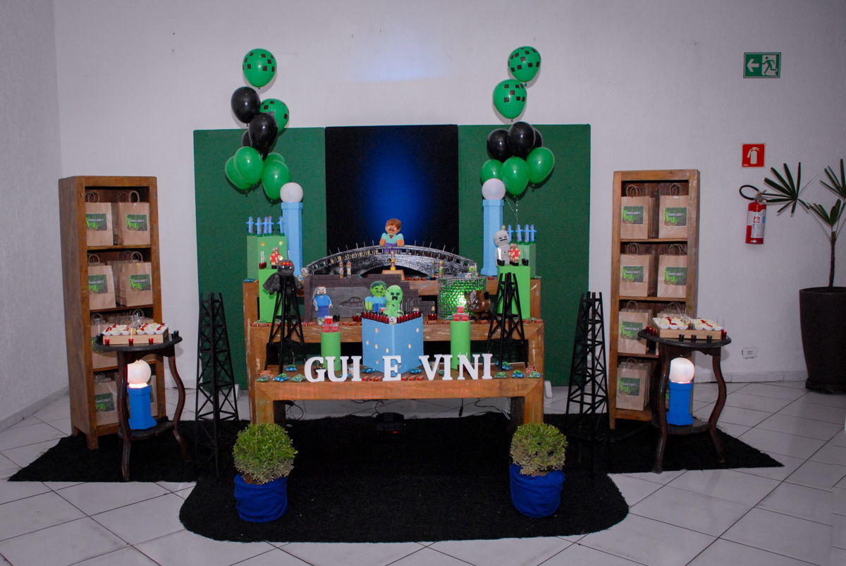 mesa decorada na Festa infantil, festa de Vinícius 10 anos tema da mesa minicraft, no Buffet Fábrica da Alegria, Morumbi,SP