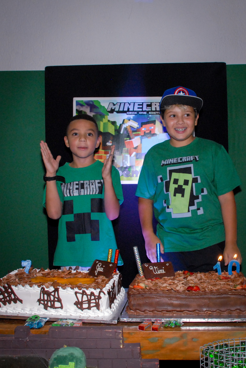 Parabéns animado na Festa infantil, festa de Vinícius 10 anos tema da mesa minicraft, no Buffet Fábrica da Alegria, Morumbi,SP