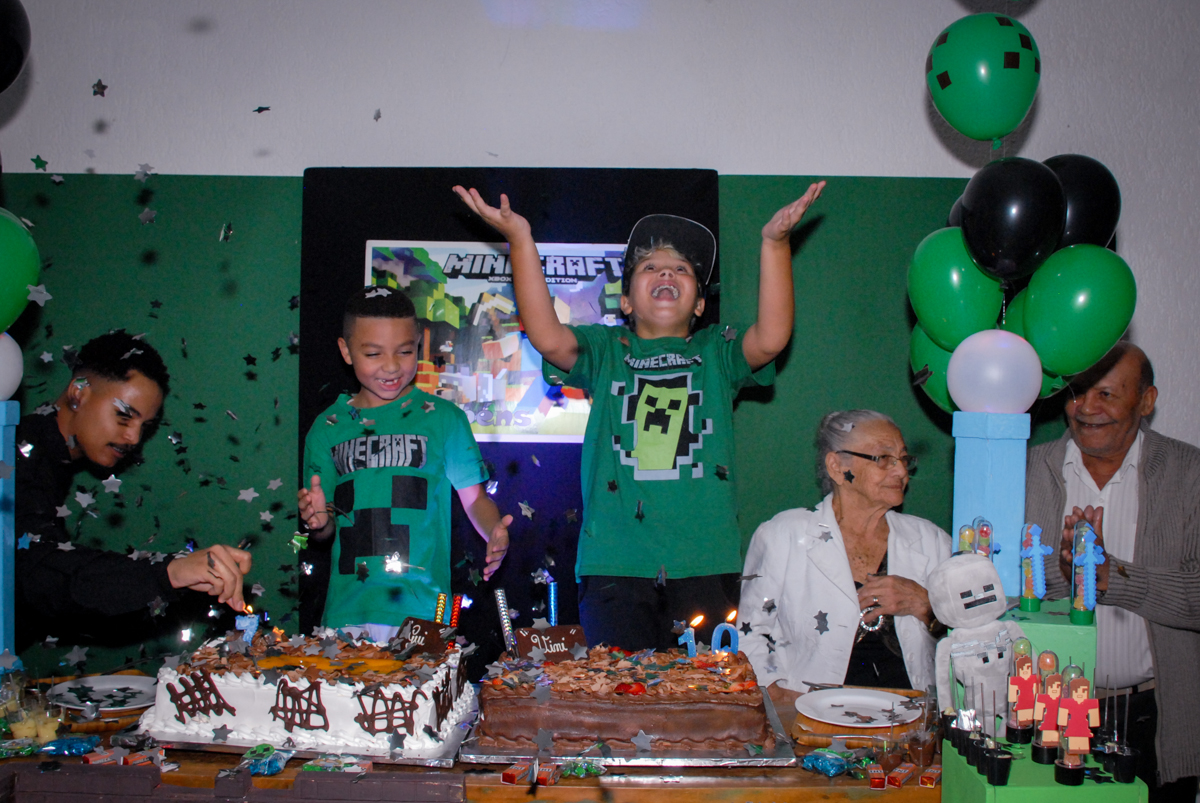 todos cantam parabéns na Festa infantil, festa de Vinícius 10 anos tema da mesa minicraft, no Buffet Fábrica da Alegria, Morumbi,SP