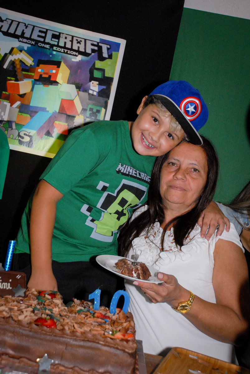 A vó ganha o primeiro pedaço de bolo