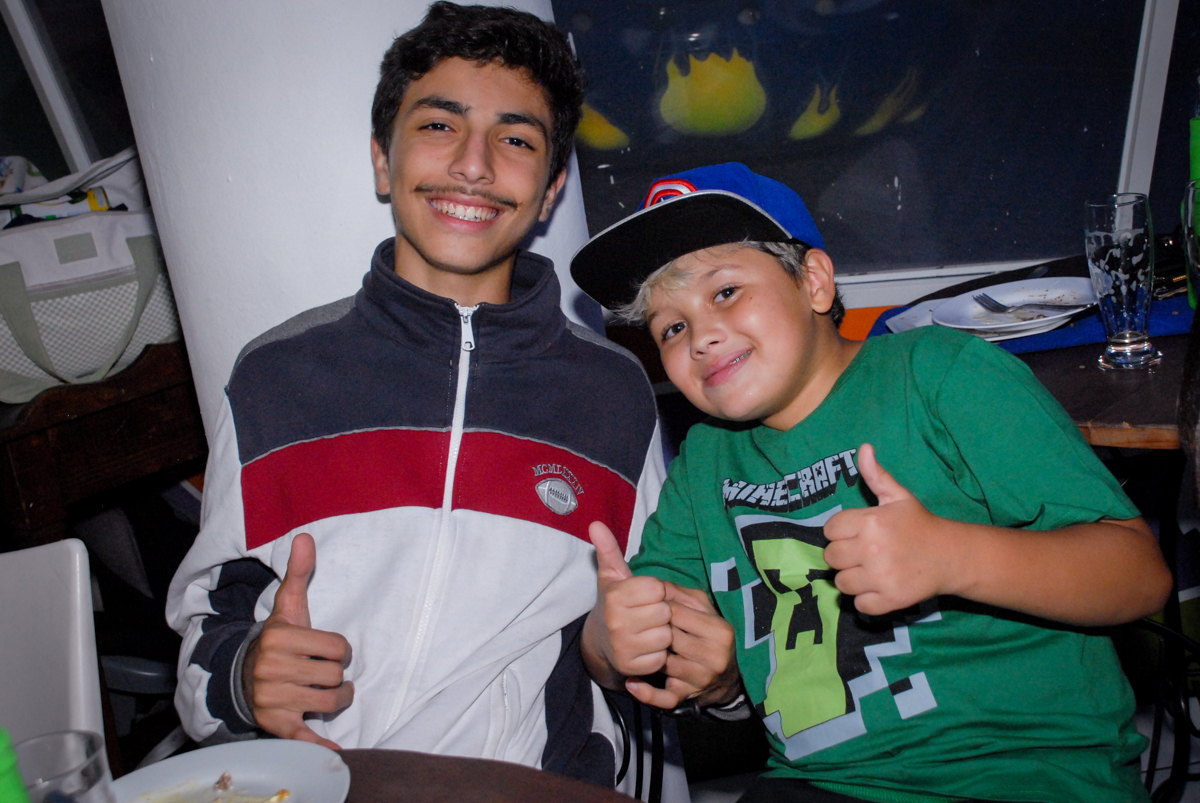 foto com o amigo na Festa infantil, festa de Vinícius 10 anos tema da mesa minicraft, no Buffet Fábrica da Alegria, Morumbi,SP