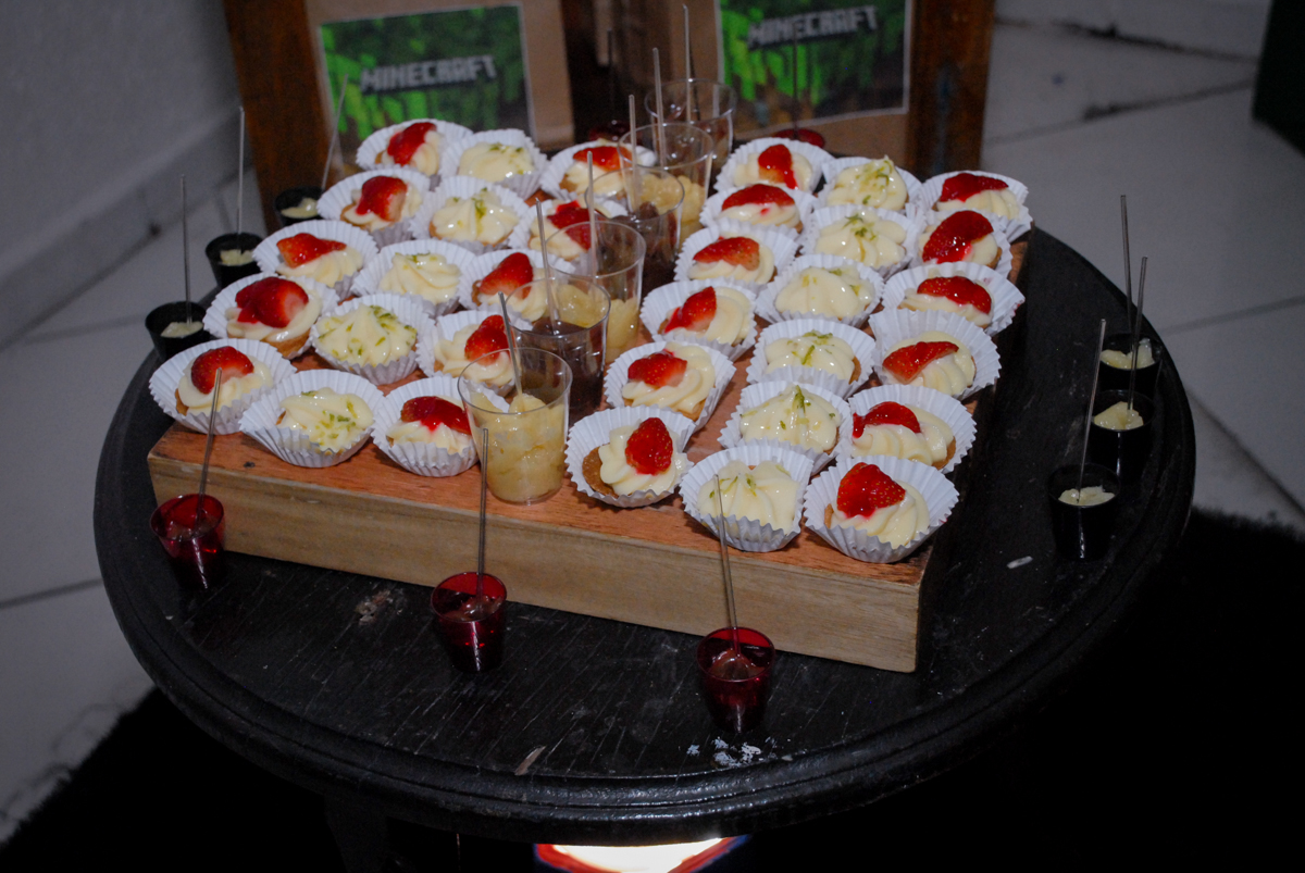 doces finos na Festa infantil, festa de Vinícius 10 anos tema da mesa minicraft, no Buffet Fábrica da Alegria, Morumbi,SP