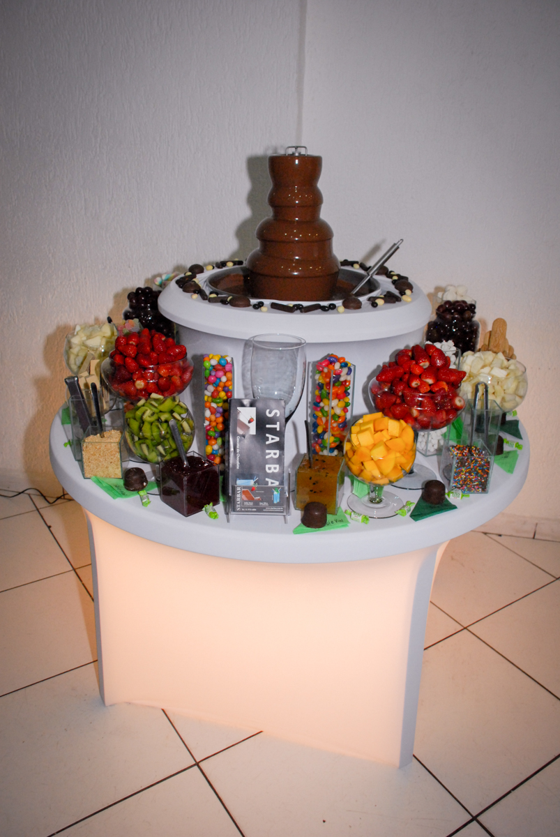 mesa de frutas foundi na Festa infantil, festa de Vinícius 10 anos tema da mesa minicraft, no Buffet Fábrica da Alegria, Morumbi,SP