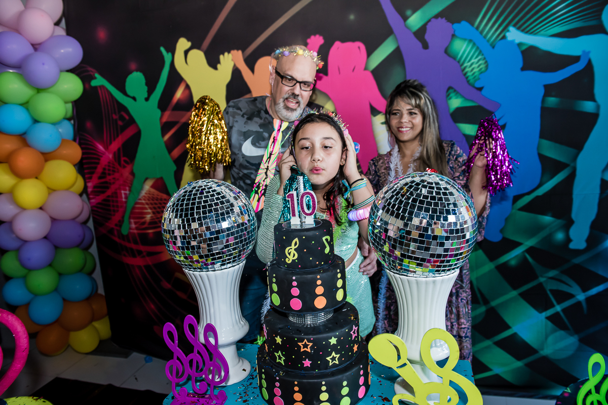 soprando a vela do bolo