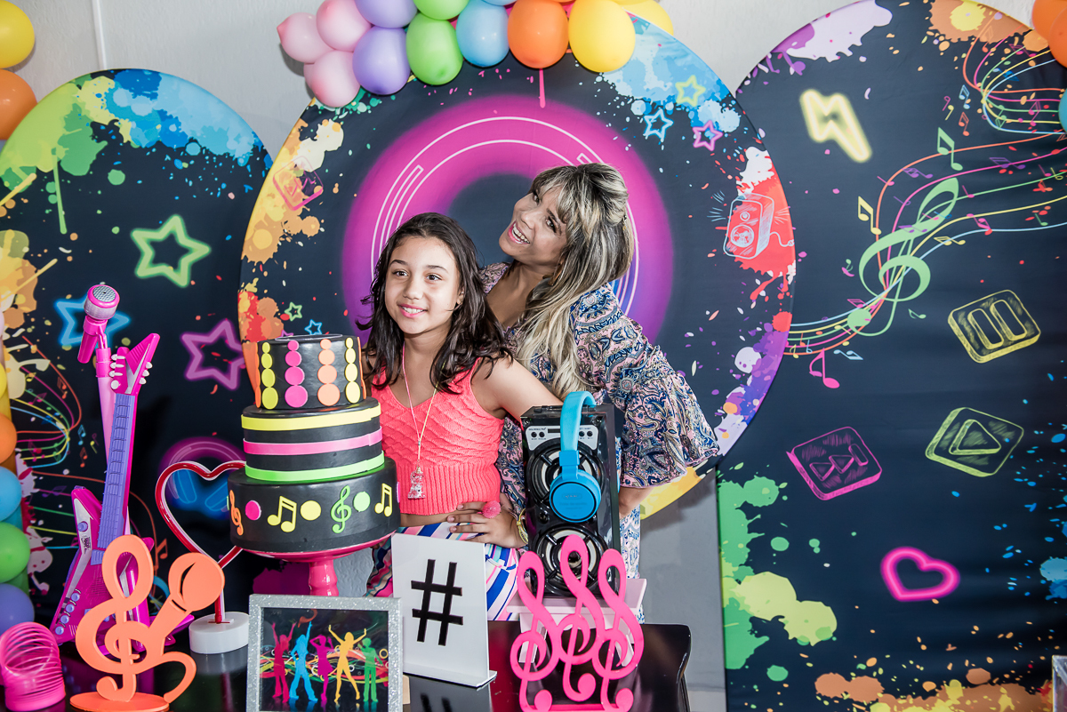 olha o charme de mãe e filha posando para a foto