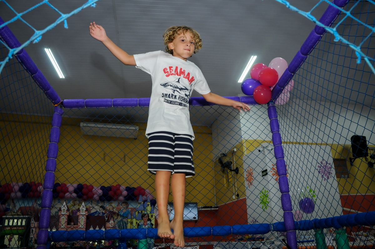 convidado brinca na cama elástica no Buffet Gato Sapeca, Osasco, SP, festa de aniversário, Inês 5 anos, tema da festa princesas.