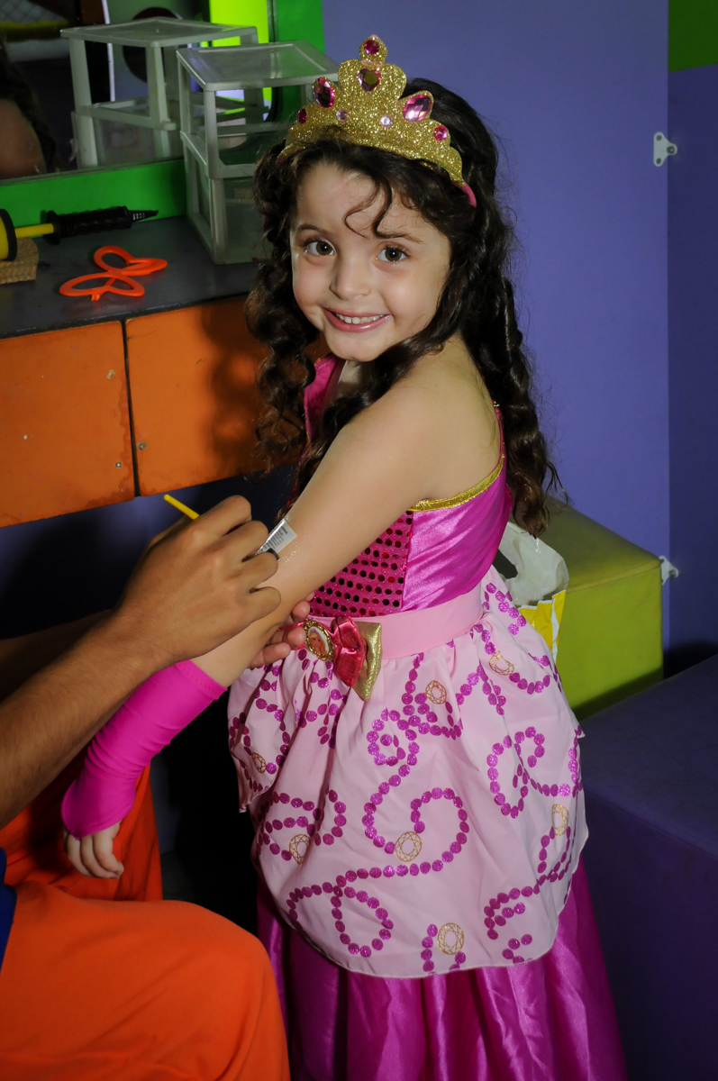 hora de fazer a pintura no Buffet Gato Sapeca, Osasco, SP, festa de aniversário, Inês 5 anos, tema da festa princesas.