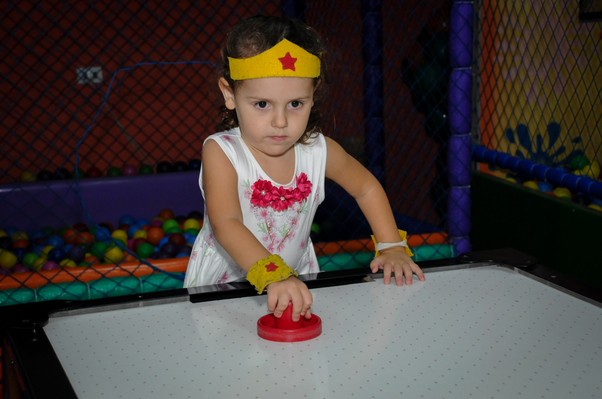 jogando no futebol de mesa no Buffet Gato Sapeca, Osasco, SP, festa de aniversário, Inês 5 anos, tema da festa princesas.