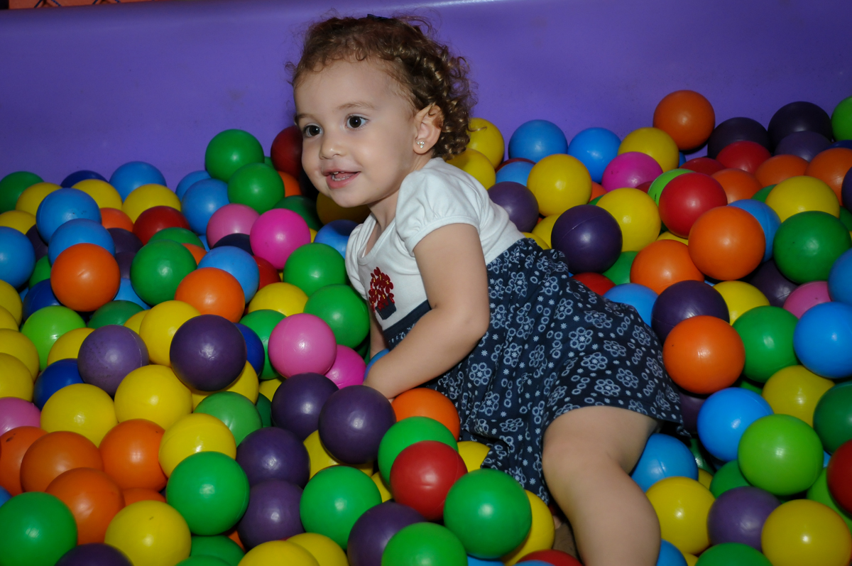 brincadeira na piscina de bolinha no Buffet Gato Sapeca, Osasco, SP, festa de aniversário, Inês 5 anos, tema da festa princesas.