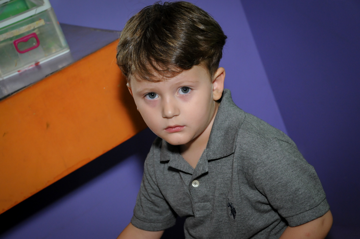pose para a foto do amiguinho no Buffet Gato Sapeca, Osasco, SP, festa de aniversário, Inês 5 anos, tema da festa princesas.