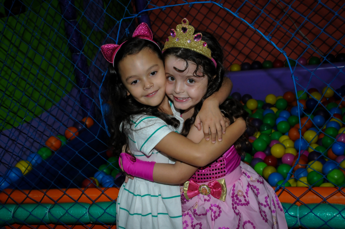 abraço gostoso das amigas no Buffet Gato Sapeca, Osasco, SP, festa de aniversário, Inês 5 anos, tema da festa princesas.