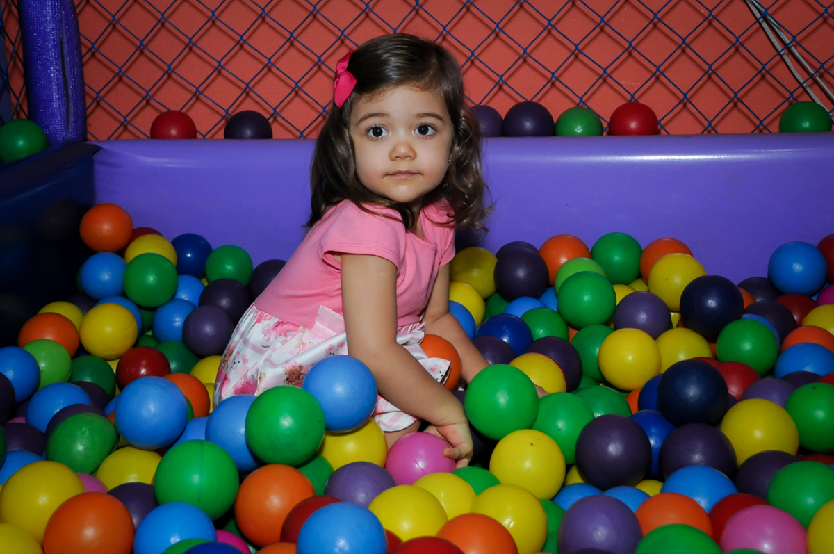 mais brincadeiras na piscina de bolinha no Buffet Gato Sapeca, Osasco, SP, festa de aniversário, Inês 5 anos, tema da festa princesas.