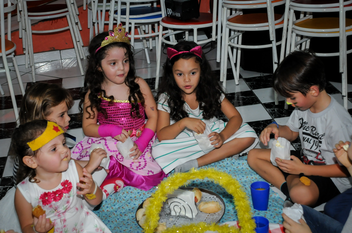 hora do lanche no Buffet Gato Sapeca, Osasco, SP, festa de aniversário, Inês 5 anos, tema da festa princesas.