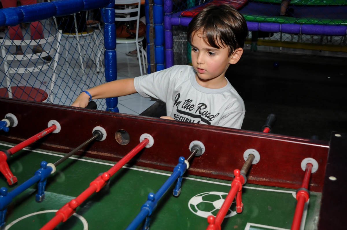 brincando de futebol no Buffet Gato Sapeca, Osasco, SP, festa de aniversário, Inês 5 anos, tema da festa princesas.