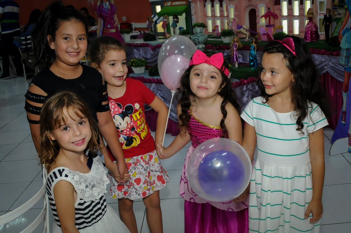 brincando com o balão no Buffet Gato Sapeca, Osasco, SP, festa de aniversário, Inês 5 anos, tema da festa princesas.