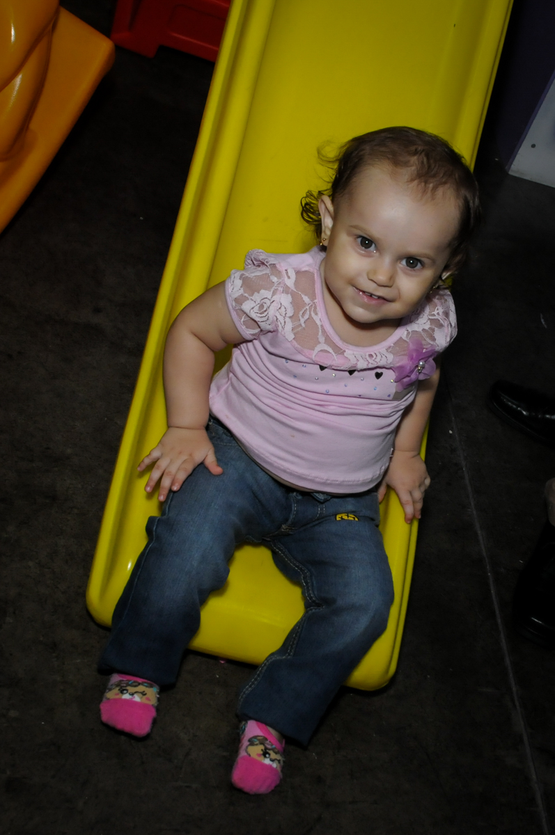 escorregador divertido no Buffet Gato Sapeca, Osasco, SP, festa de aniversário, Inês 5 anos, tema da festa princesas.