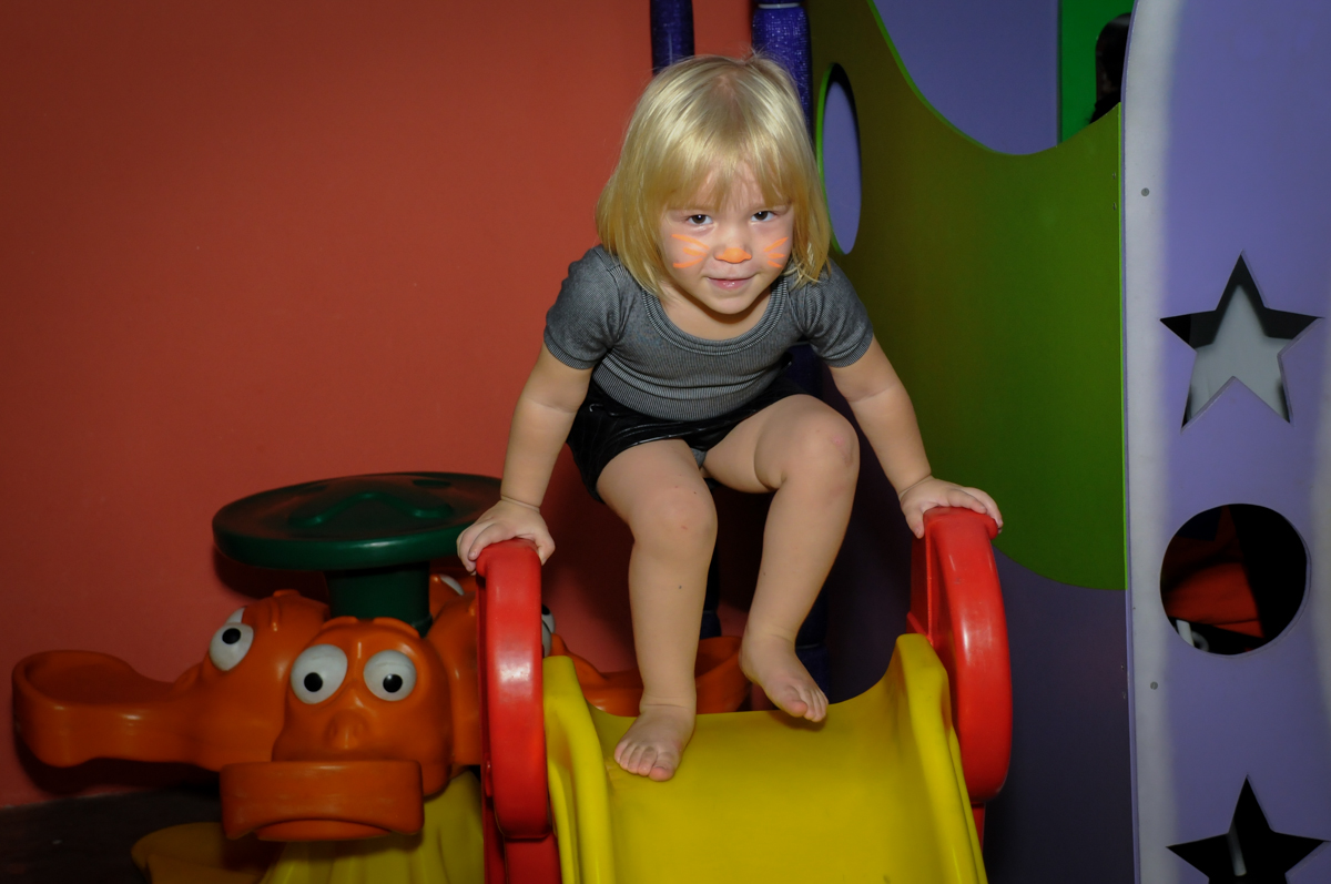 amiguinho  brinca no escorregador no Buffet Gato Sapeca, Osasco, SP, festa de aniversário, Inês 5 anos, tema da festa princesas.