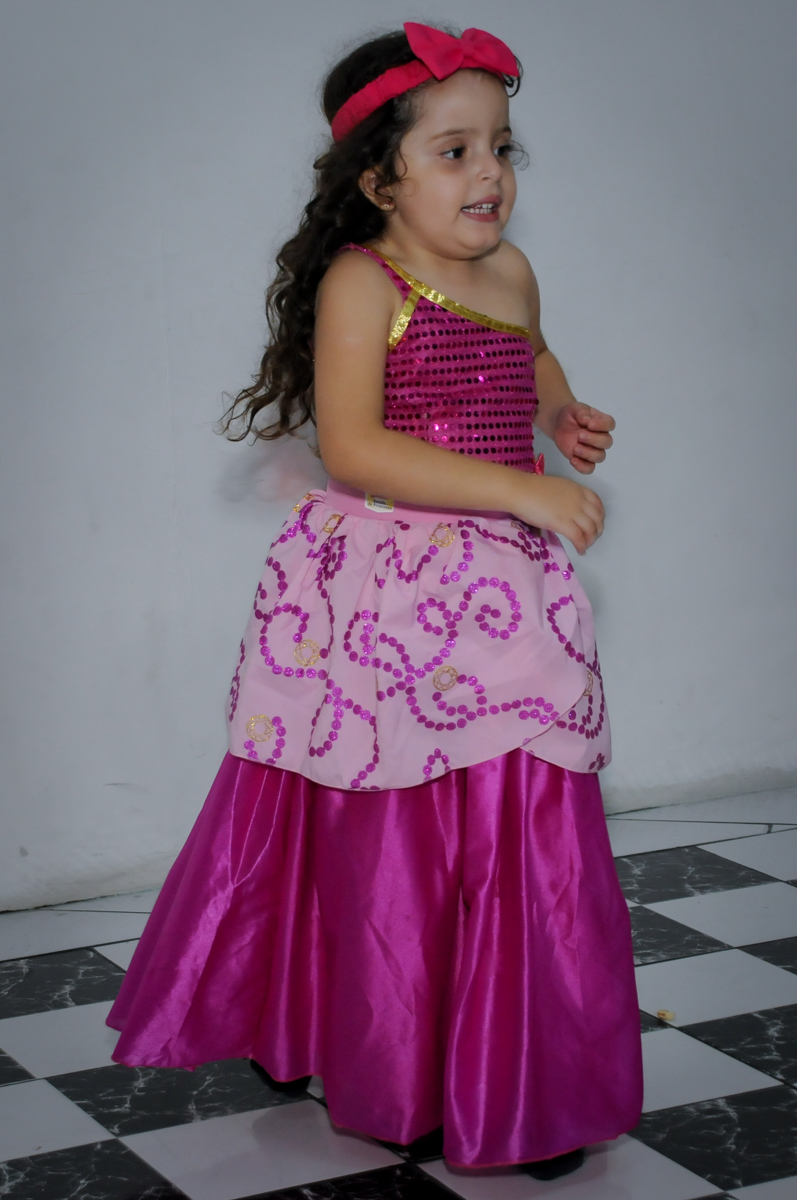 hora da balada no Buffet Gato Sapeca, Osasco, SP, festa de aniversário, Inês 5 anos, tema da festa princesas.