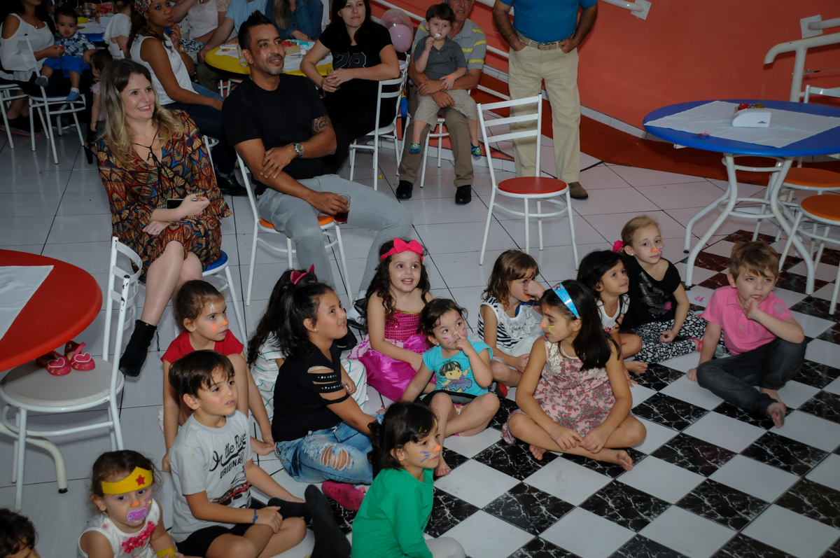 todos assistem a retrospectiva no Buffet Gato Sapeca, Osasco, SP, festa de aniversário, Inês 5 anos, tema da festa princesas.