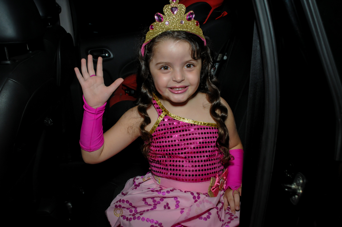 fotografia da aniversariante no Buffet Gato Sapeca, Osasco, SP, festa de aniversário, Inês 5 anos, tema da festa princesas.