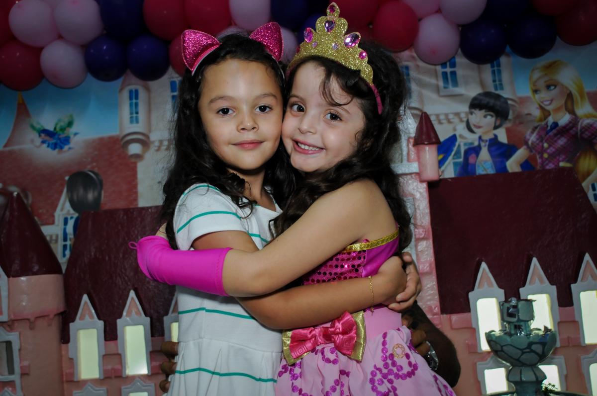 Fim de festa com a amiguinha no Buffet Gato Sapeca, Osasco, SP, festa de aniversário, Inês 5 anos, tema da festa princesas.