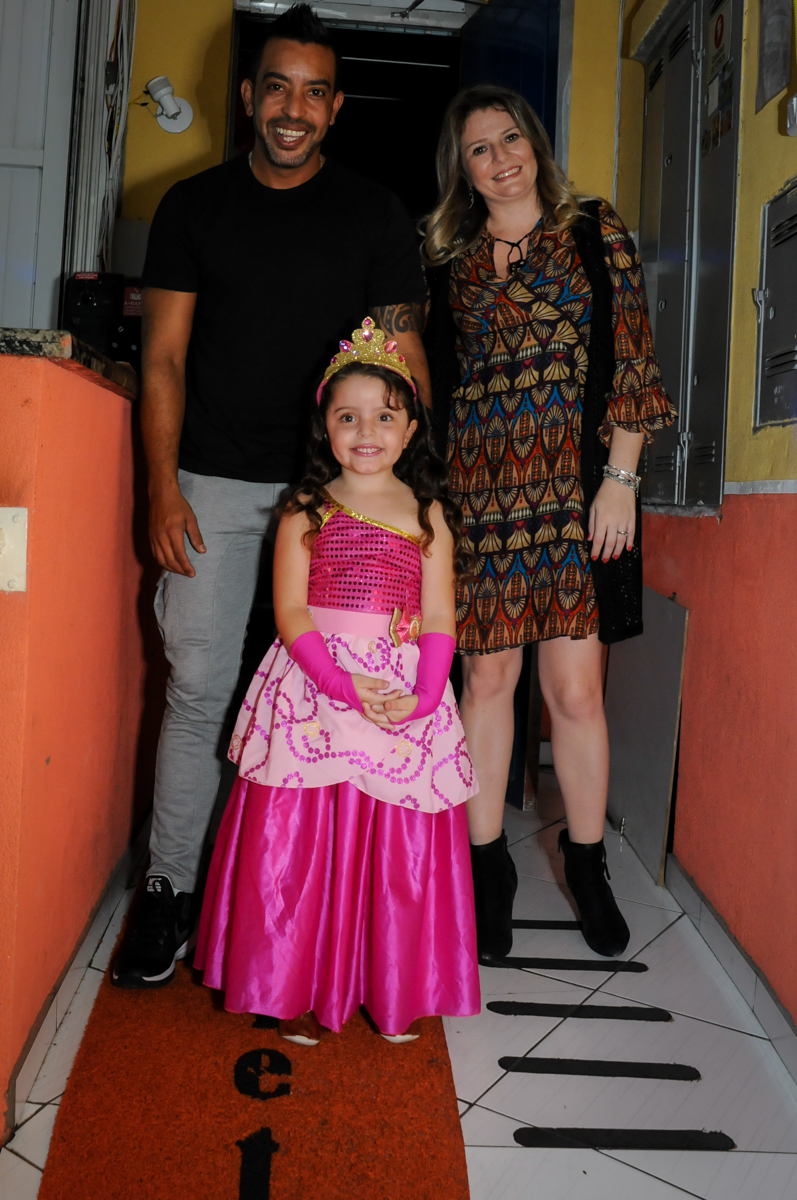 entrada da família para a festa no Buffet Gato Sapeca, Osasco, SP, festa de aniversário, Inês 5 anos, tema da festa princesas.