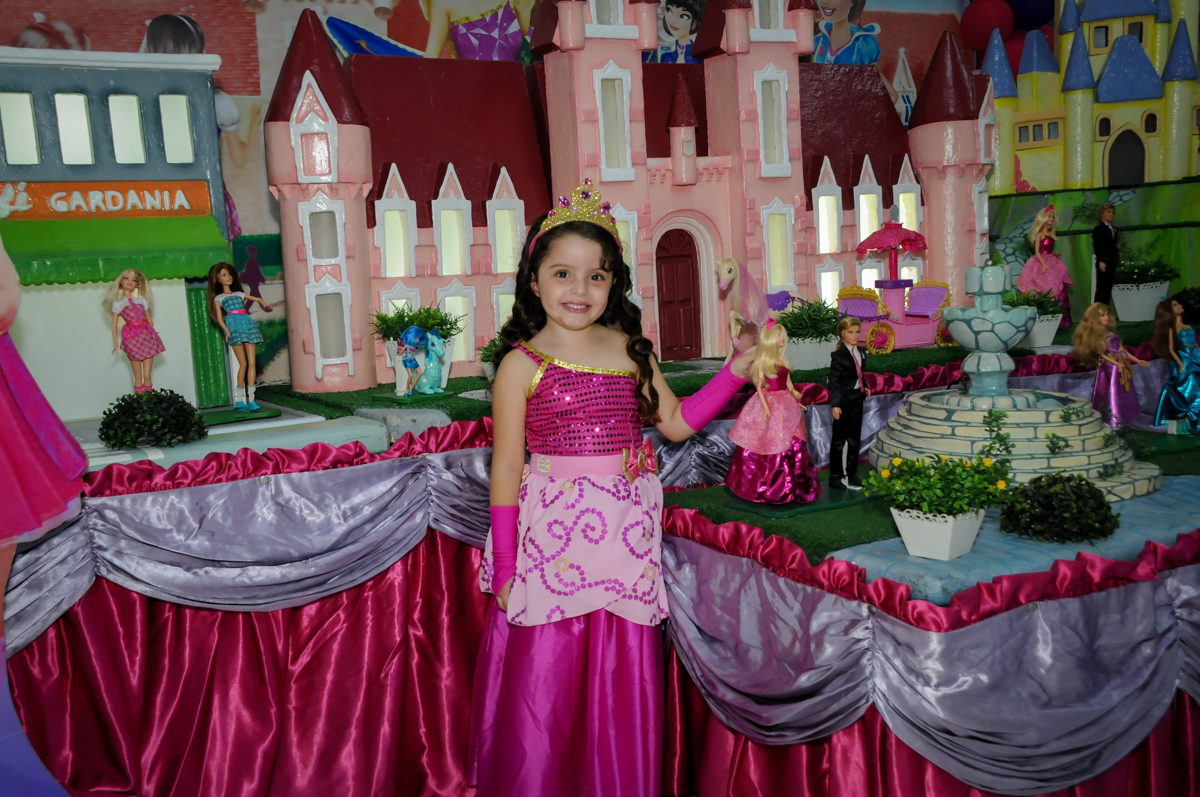 Pose para foto no Buffet Gato Sapeca, Osasco, SP, festa de aniversário, Inês 5 anos, tema da festa princesas.