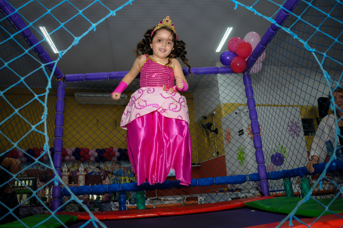 brincando no pula pula no Buffet Gato Sapeca, Osasco, SP, festa de aniversário, Inês 5 anos, tema da festa princesas.