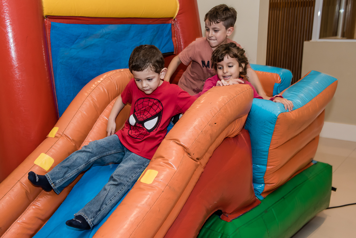 a fila é grande na disputa dos brinquedos