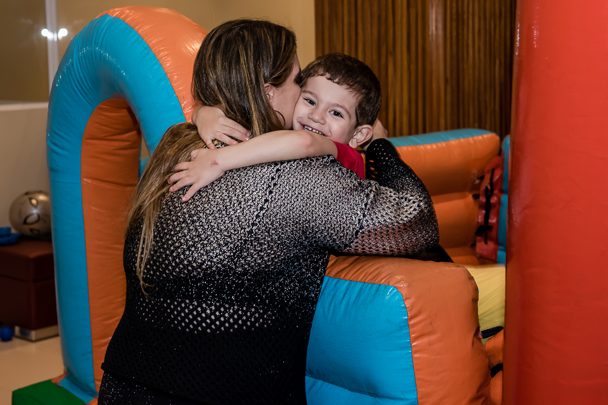 abraço carinhoso da mamãe no decorrer da festa