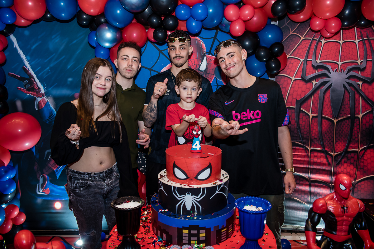 final da festa com foto do lucca com os irmão para ser colocado no álbum